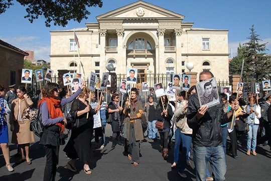 Parents of dead Armenian soldiers seek help from Foreign Embassies - VIDEO