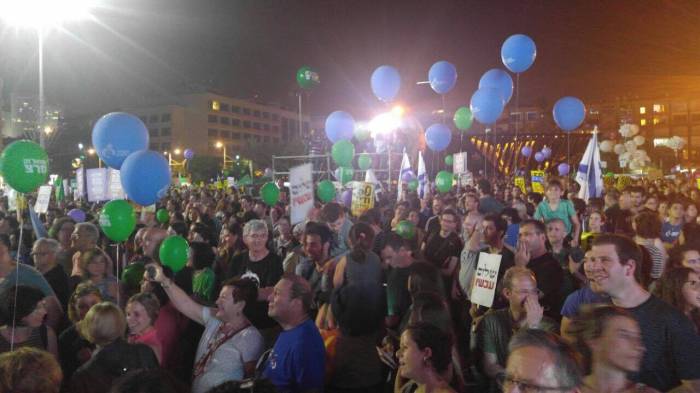 Tel Aviv: Plus de 10.000 manifestants sous le slogan «Deux États pour deux peuples»