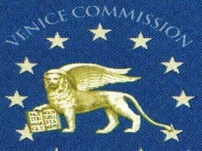 La Commission de Venise présente une opinion préliminaire sur le référendum une semaine avant le référendum