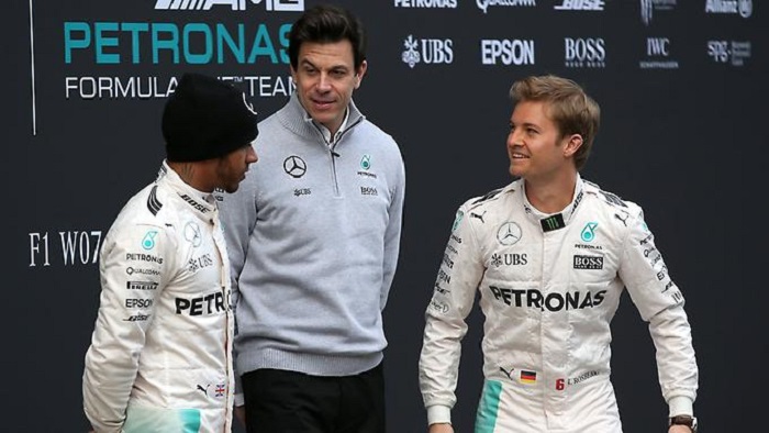 Hamilton jagt Rosberg, Mercedes zittert