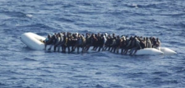 Armés, ils attaquent un canot de migrants