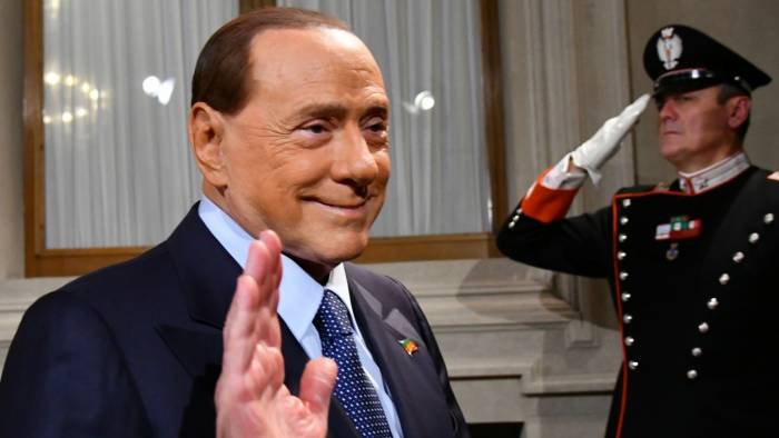 Pour Berlusconi, Emmanuel Macron a une "jolie maman"