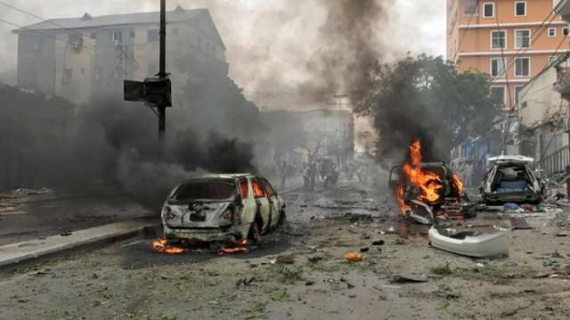 انفجار سيارة ملغومة بمنطقة مزدحمة في مقديشو