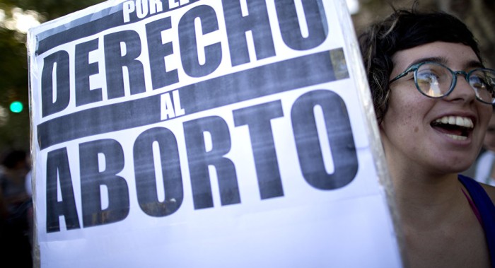 Una niña de 11 años que fue violada y no puede abortar en Chile.