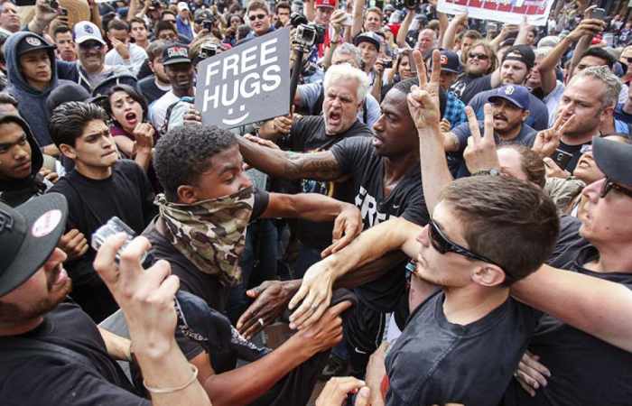 11 blessés dans de violents affrontements entre pro et anti Trump à Berkeley - PHOTOS