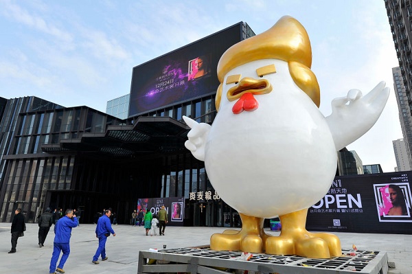 Chine: Donald Trump réincarné en poulet pour l`année du Coq