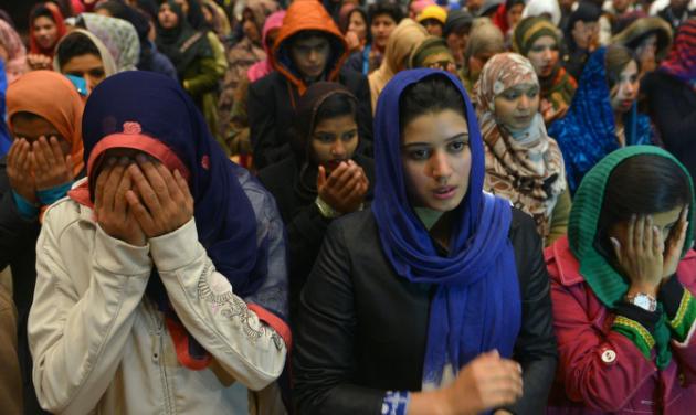 Le Pakistan rend hommage à ses étudiants tués et s`interroge Le Pakistan rend hommage à ses étudiants tués et s`interroge