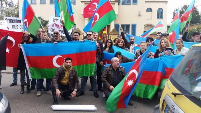Los azerbaiyanos realizan una acción de protesta en Berlín