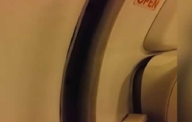 Un avion de ligne coréen vole avec une porte ouverte - VIDEO