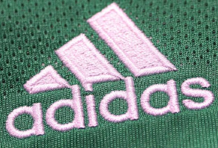Mondial-2006: les soupçons de corruption renvoient Adidas à son histoire trouble