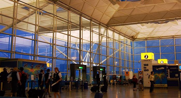 Acusan de preparar atentados al detenido en aeropuerto de Londres