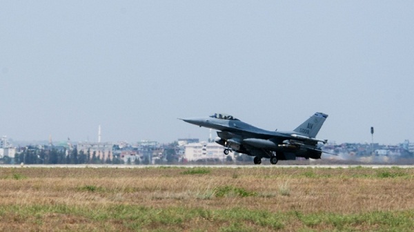 La coalition reprend ses opérations contre l`EI depuis la Turquie