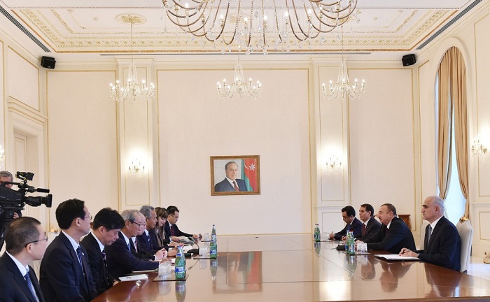 Le président Ilham Aliyev s`est entretenu avec le ministre d`Etat japonais Akira Amari