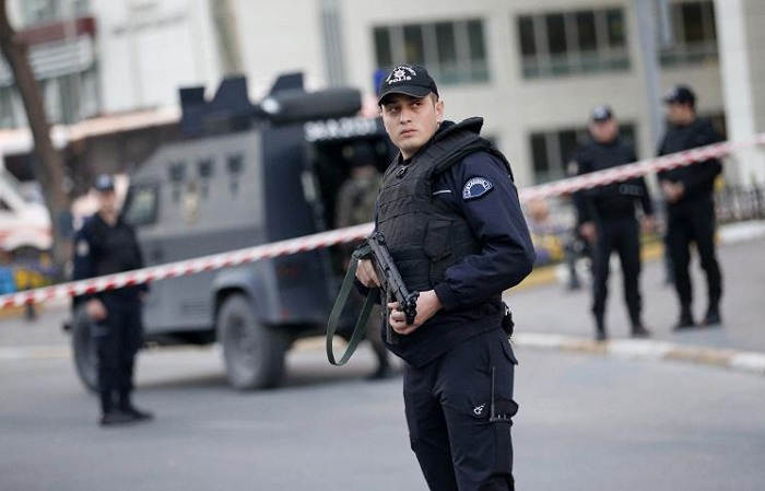 AKP-nin binasına silahlı hücum - 3 polis yaralanıb