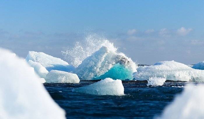 Captan el increíble momento en el que un iceberg se desgaja de un glaciar en Alaska (vídeo)