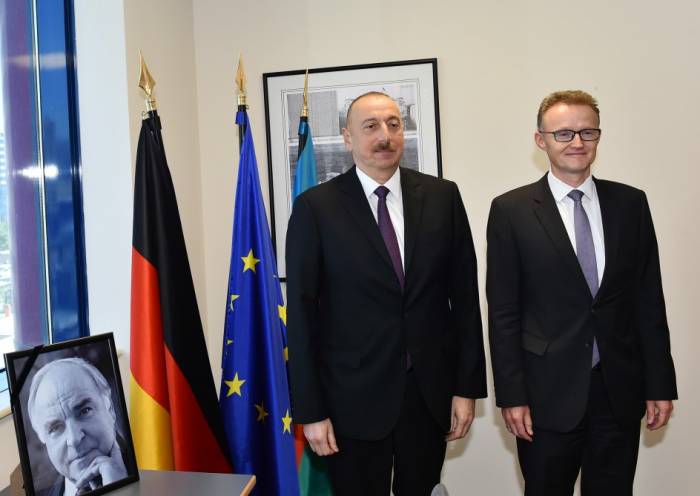 Ilham Aliyev besucht Deutsche Botschaft Baku