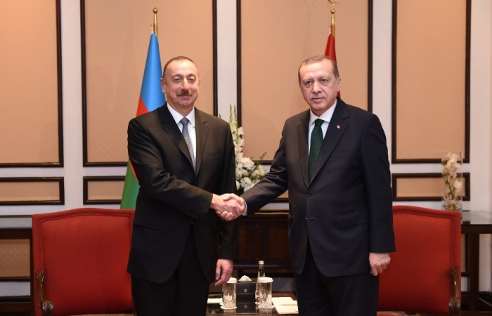 Präsident Ilham Aliyev trifft sich mit seinem türkischen Amtskollegen in Islamabad