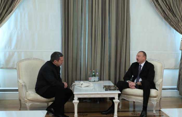 Le président Ilham Aliyev rencontre le présentateur de la Compagnie d’Etat de télévision et de radiodiffusion de Russie