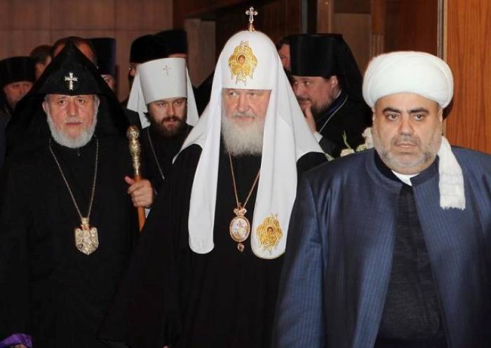 Allahshükür Pashazade se reunirá con el sacerdote armenio