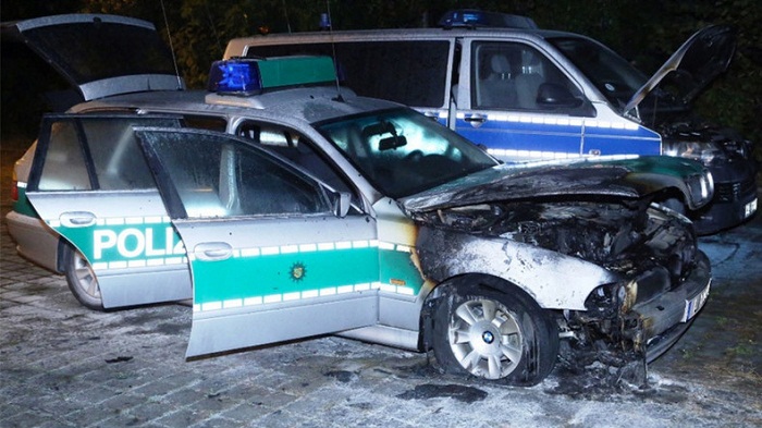 Allemagne : trois voitures de police brûlées à Dresde à la veille du Jour de l`Unité 
