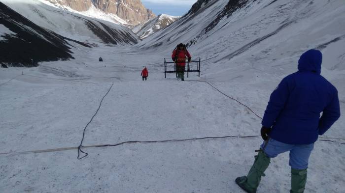 İtən alpinistlərin axtarışı davam etdirilir - (FOTOLAR)