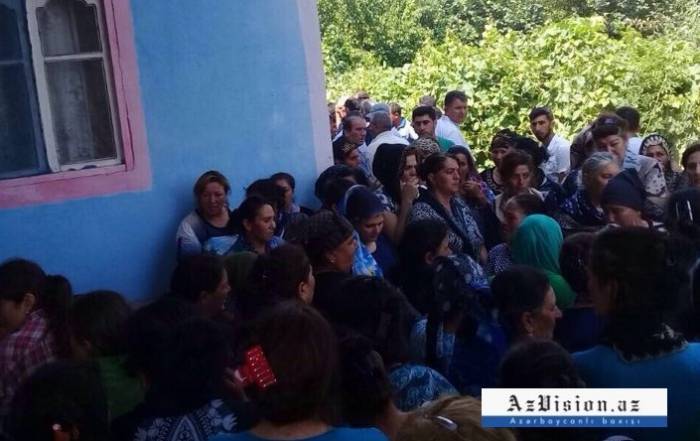 Beerdigung der von Armeniern getöteten Zahra und ihrer Großmutter findet statt - FOTOS