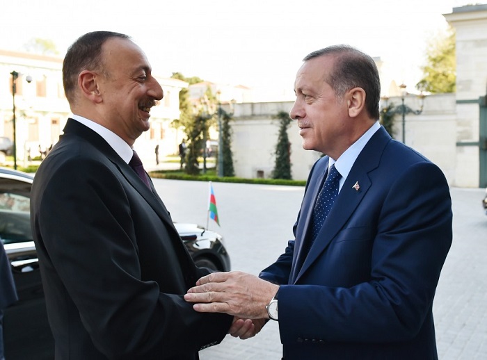 Ilham Aliyev kommt mit seinem türkischen Amtskollegen zusammen