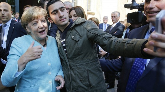 Er knipste ein Selfie mit Merkel – jetzt wird er als Brüssel-Terrorist verleumdet