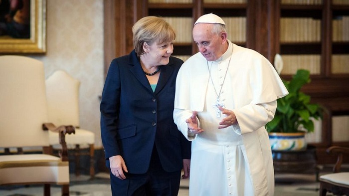 Papst erhielt aufgeregten Anruf Merkels