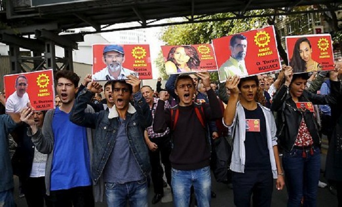 Ankara: la foule aux funérailles des victimes