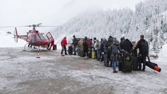 13.000 Touristen sitzen in Schweizer Skiort fest