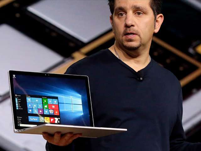 One of Microsoft`s key executives uses a device the company killed in 2014