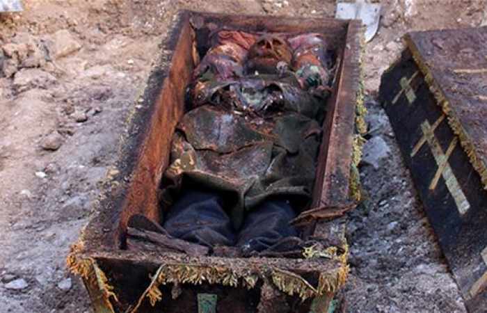 Skelett des "russischen Generals" im ausgegrabenen Sarg im türkischen Ardahan
