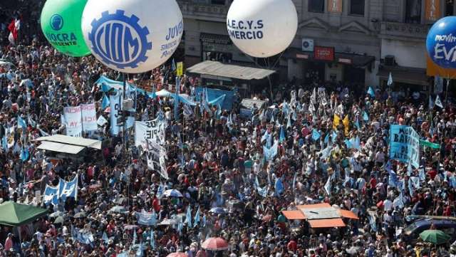 Argentine: des milliers de manifestants pour demander l’état d’urgence sociale