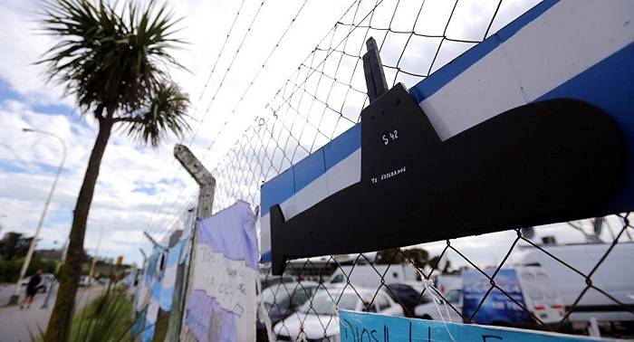 Equipo de fútbol en Argentina estrena camiseta en honor a los 44 tripulantes de submarino