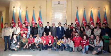 Xarici qonaqlar Bayraq meydanında