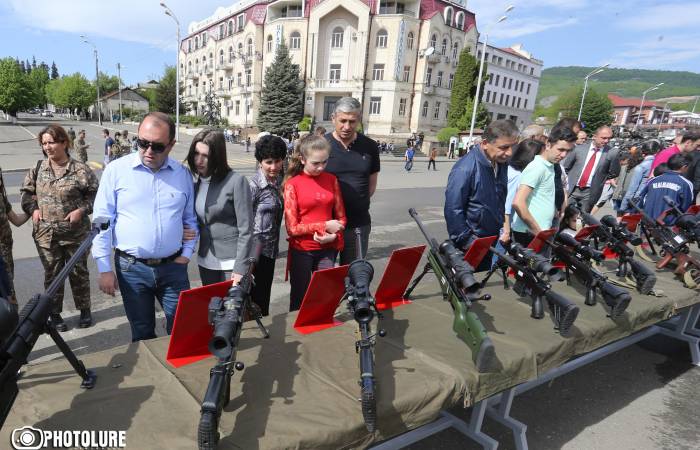 Los armenios realizaron un desfile militar en las tierras azerbaiyanas ,en Jankendi