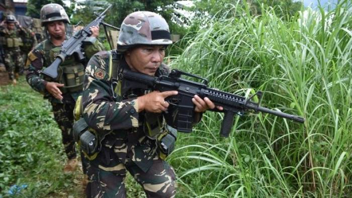 Rebellen stürmen Dörfer und Schulen in Philippinen