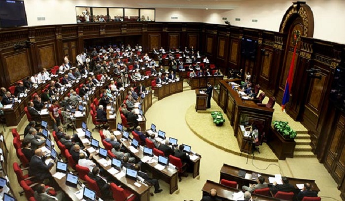 Erməni deputatları utandıracaq sözlər: `Ayıbdır, öpüşməyin...`