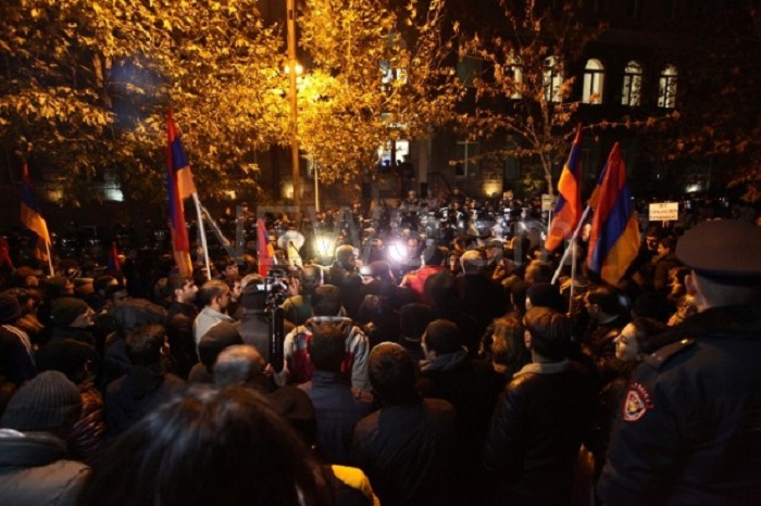 Armenier  fordern den Rücktritt von den Präsidenten Sargisyan- FOTOS