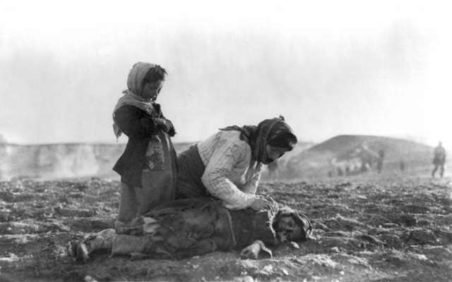 Bild: Eine armenische Mutter kniet über ihr totes Kindes
