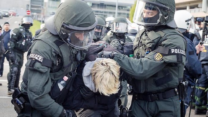 Polizei arrestiert Hunderte AfD-Gegner