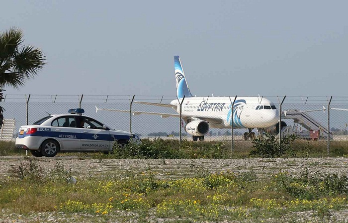 Avion égyptien détourné à Chypre: le pirate de l`air arrêté