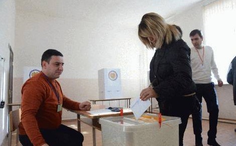 Les autorités arméniennes refusent toute revision des resultats du referendum