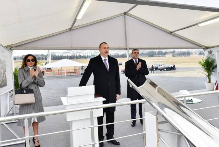 Aliyev y su esposa asisten a la ceremonia de inauguración 