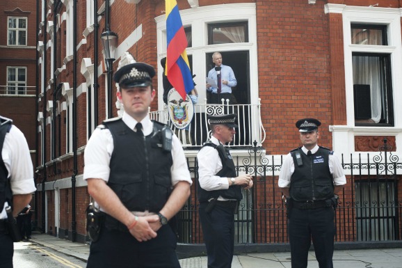 Londres obligée légalement d`arrêter et extrader Julien Assange