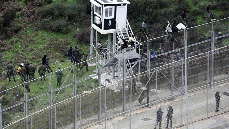 Maroc/Espagne: 300 migrants ont forcé la frontière à Ceuta (préfecture)