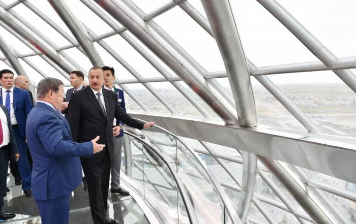 Ilham Aliyev visite les pavillons d’Azerbaïdjan et du Kazakhstan - PHOTOS