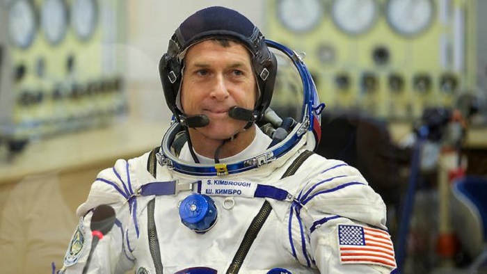 US-Astronaut wählt im Weltall