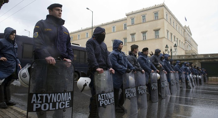 Hombre armado ataca a policías que custodiaban sede partidista en Atenas 